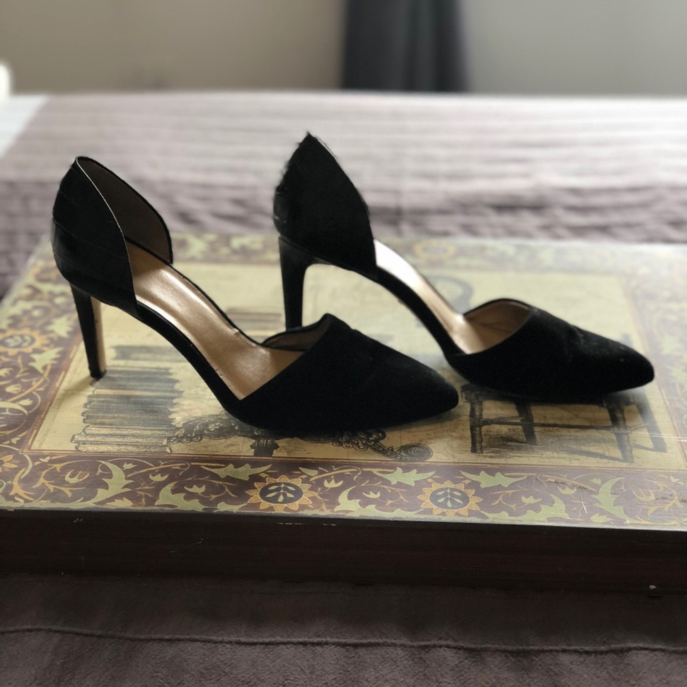 SOLD - Classic & fashionable Ann Taylor pumps.